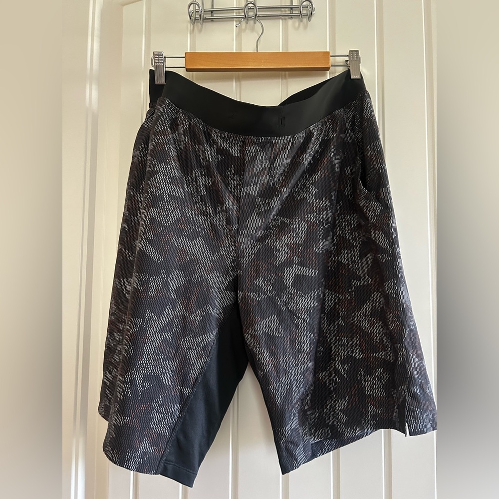Lululemon men’s license to train linerless 9” shorts